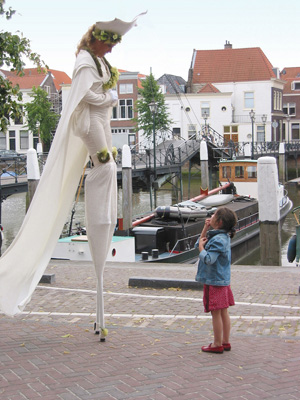 Steltloopacts steltentheater boekt  u bij www.kwekel-evenementen.nl