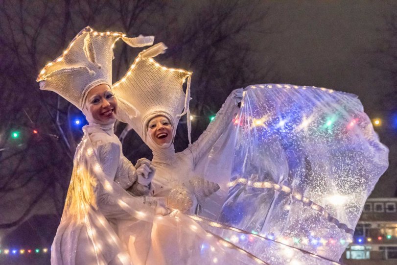 Steltloopacts steltentheater boekt u bij www.kwekel-evenementen.nl