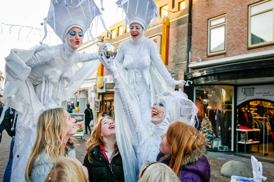 Steltloopacts steltentheater boekt  u bij www.kwekel-evenementen.nl