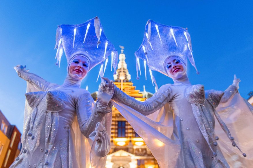  Steltloopacts steltentheater boekt  u bij www.kwekel-evenementen.nl