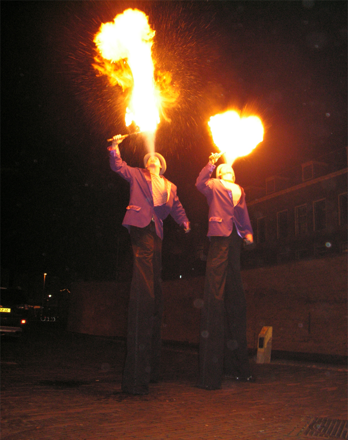 Steltloopacts steltentheater boekt  u bij www.kwekel-evenementen.nl