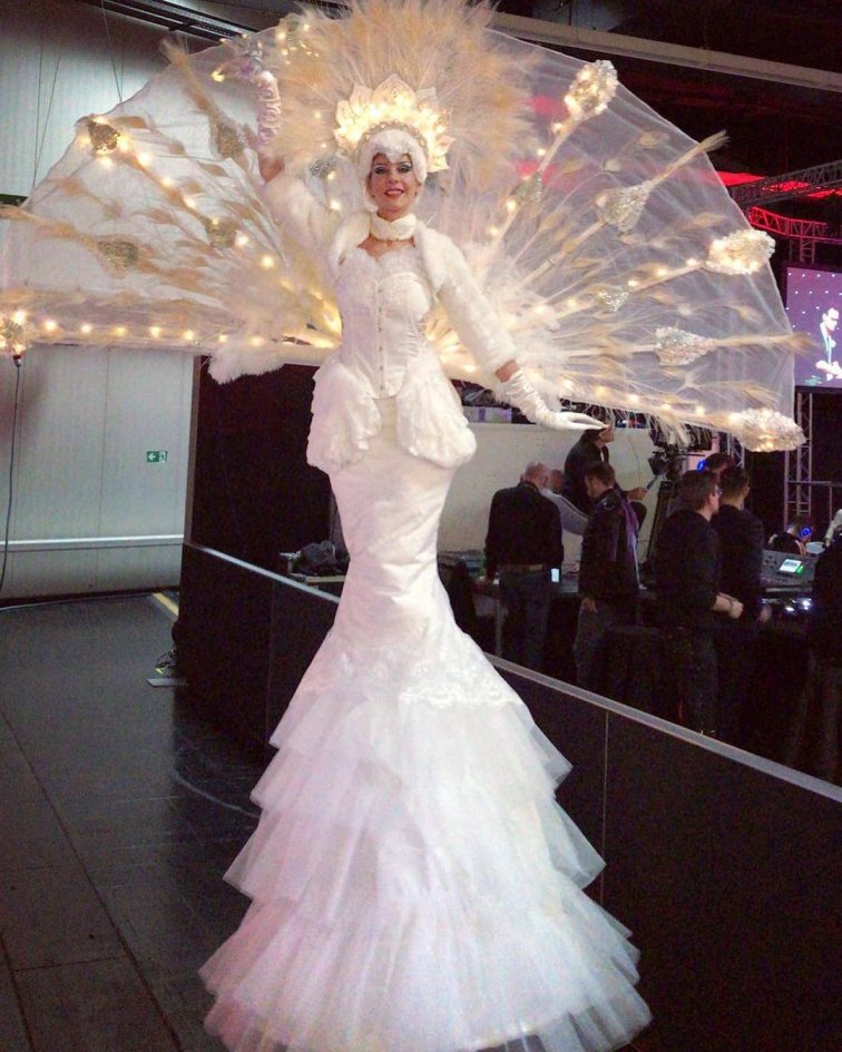 Witte Pauwen Steltlopers theater / Steltloopacts, www.kerst-entertainment.nl